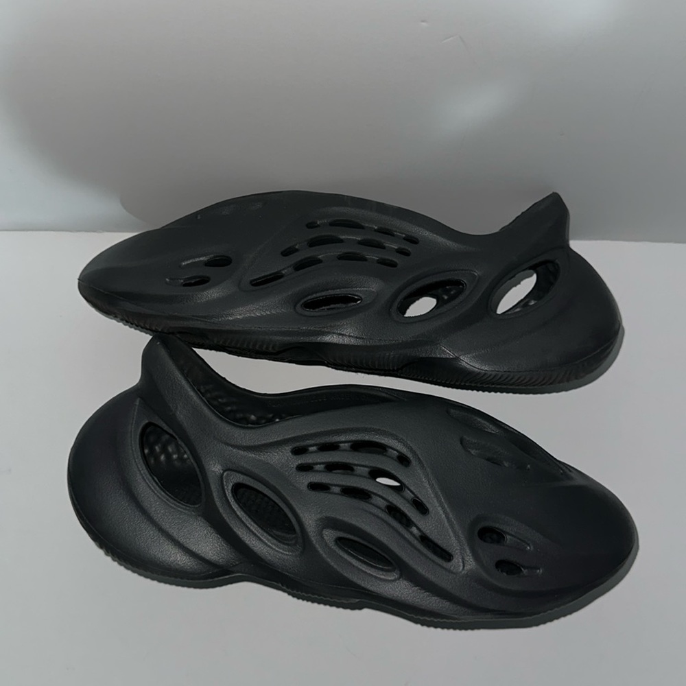 Yeezy Foam RNR “Onyx”.